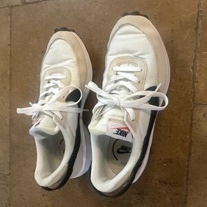 Nike women’s waffle debut size 9.5
